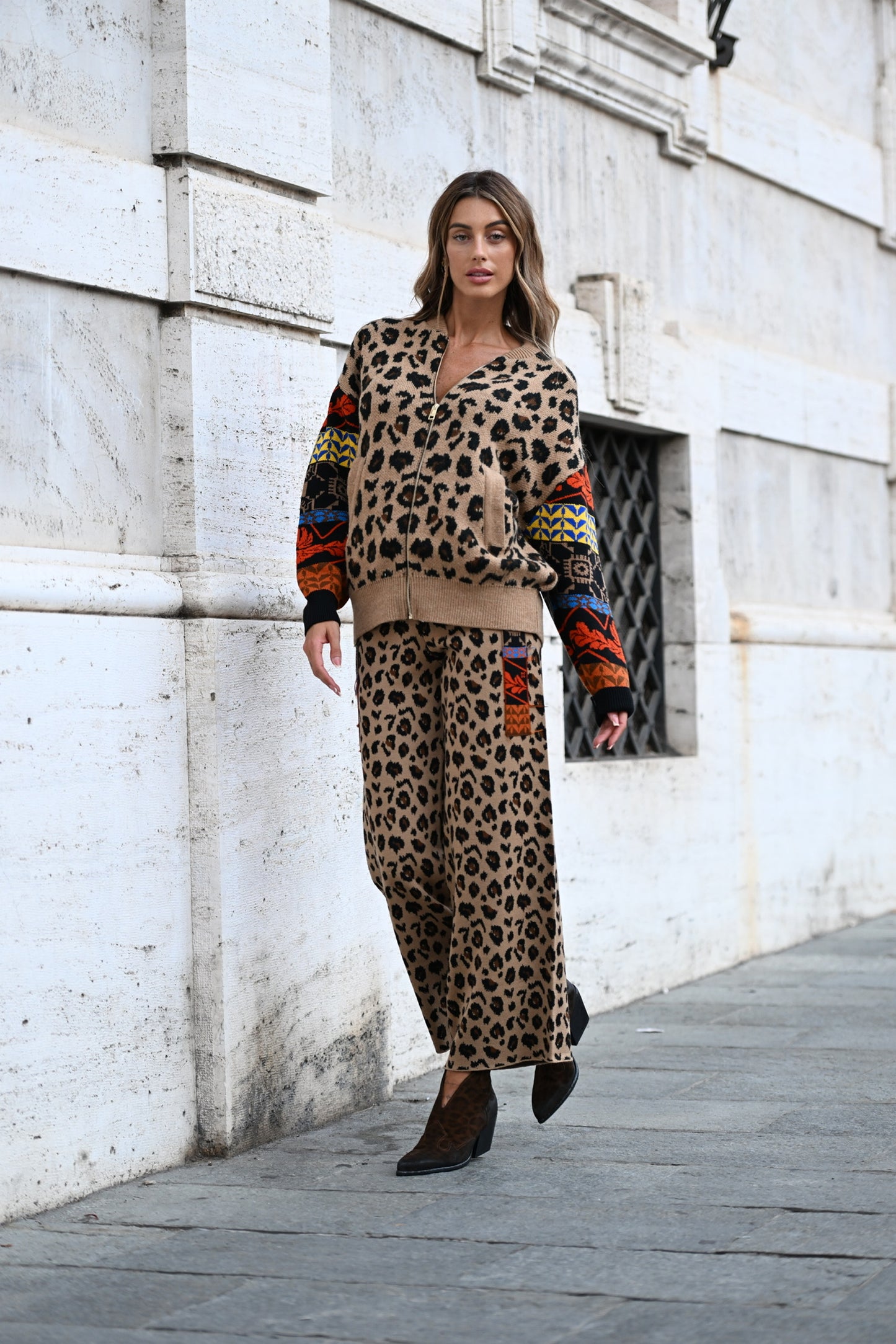 Akep - pantaloni in maglia animalier