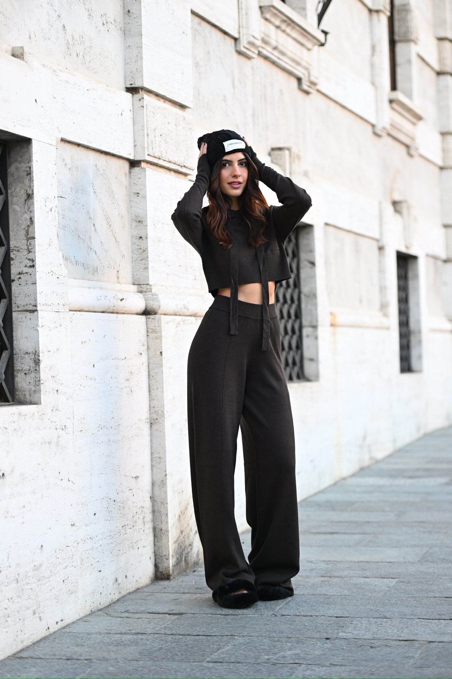 Hinnominate - tuta in maglia con pantalone a palazzo e maglia corta con cappuccio