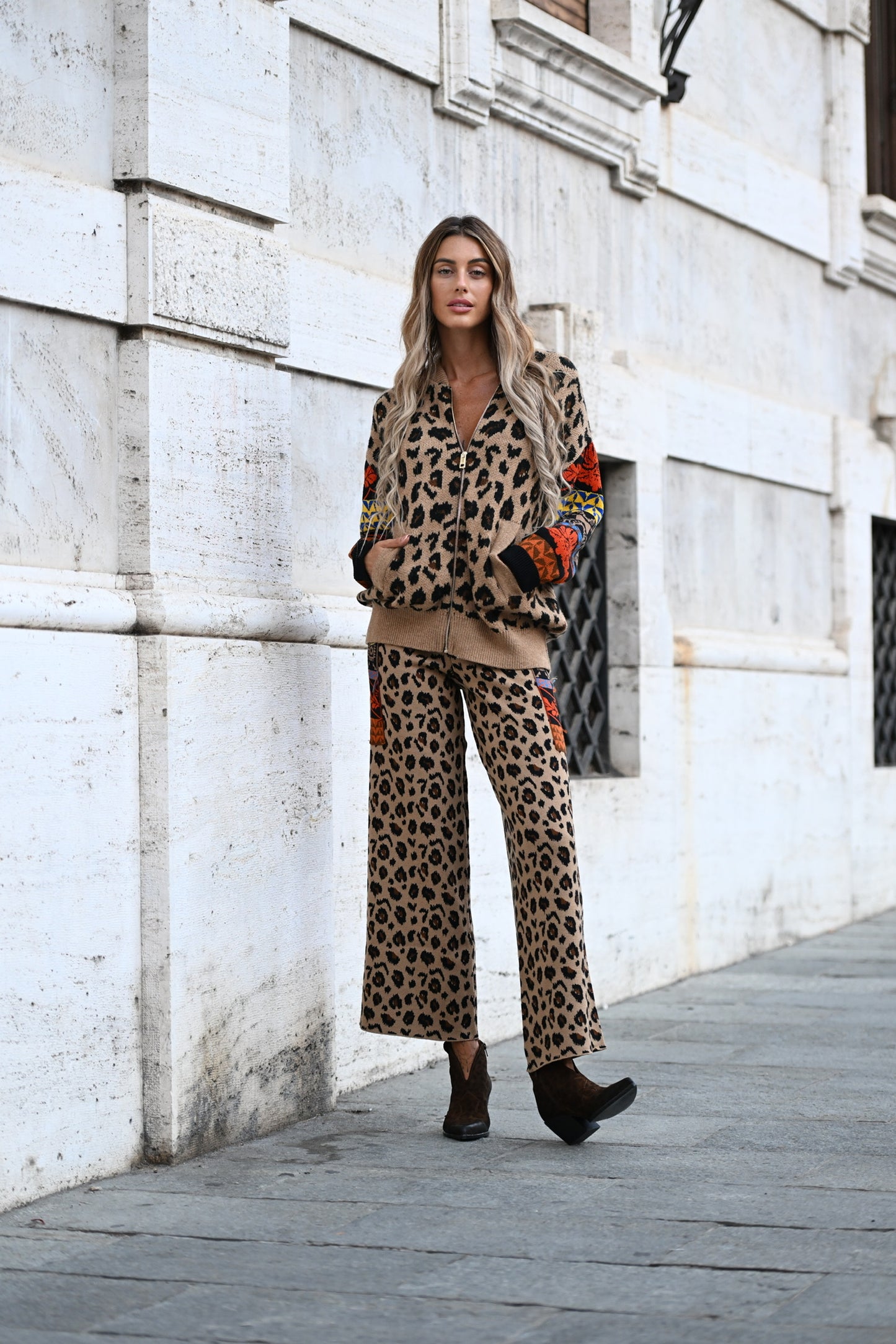 Akep - pantaloni in maglia animalier
