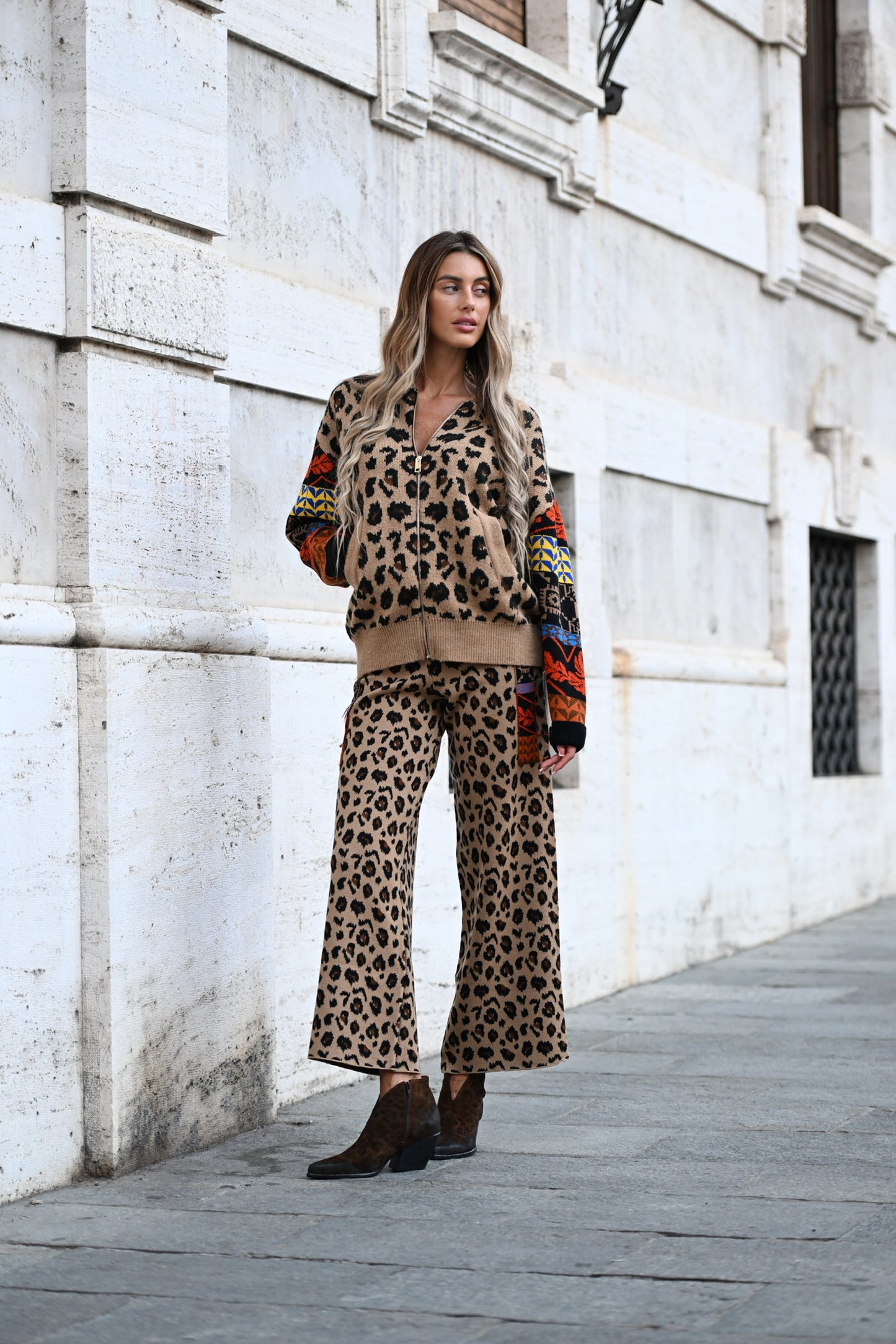 Akep - pantaloni in maglia animalier