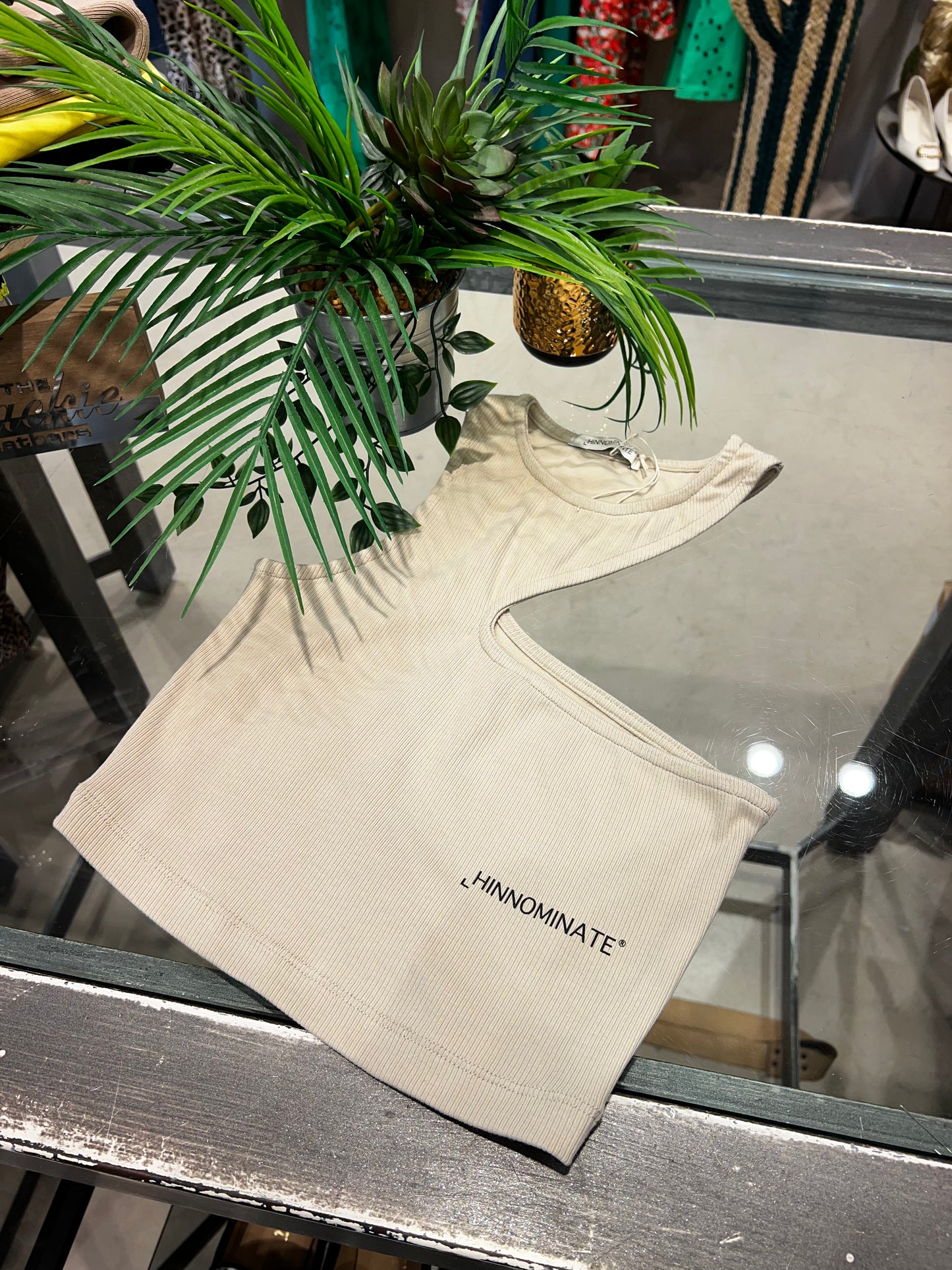 HINNOMINATE - top in costina con apertura
