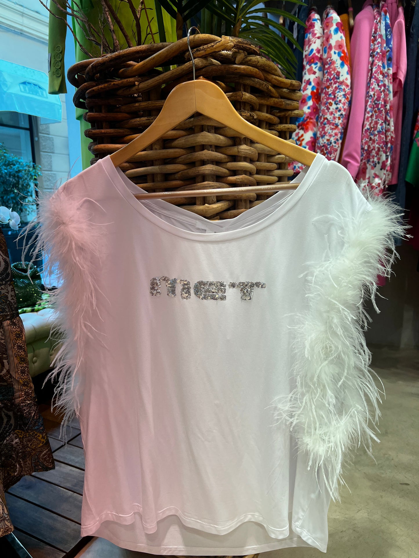 Met - t-shirt con piume