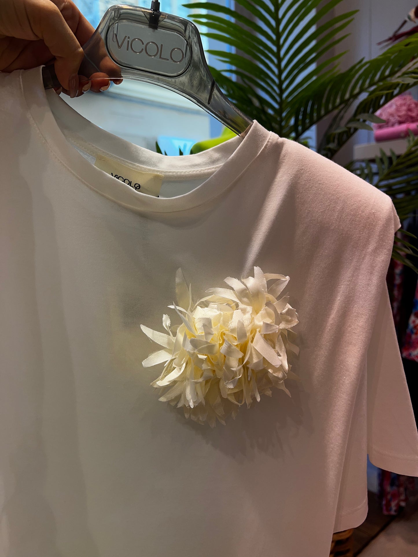 Vicolo - TU t-shirt con spalline imbottite e fiore