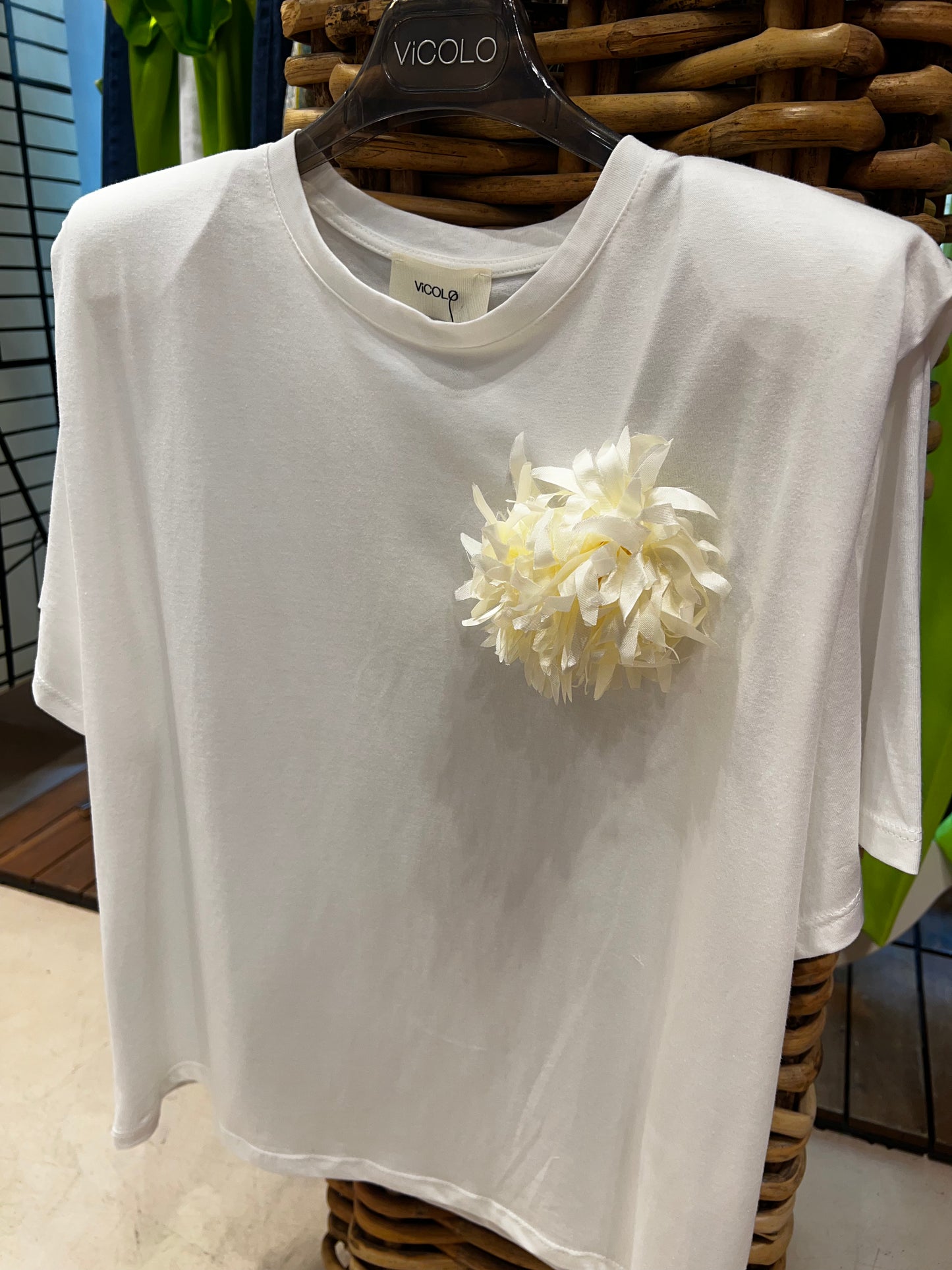 Vicolo - TU t-shirt con spalline imbottite e fiore