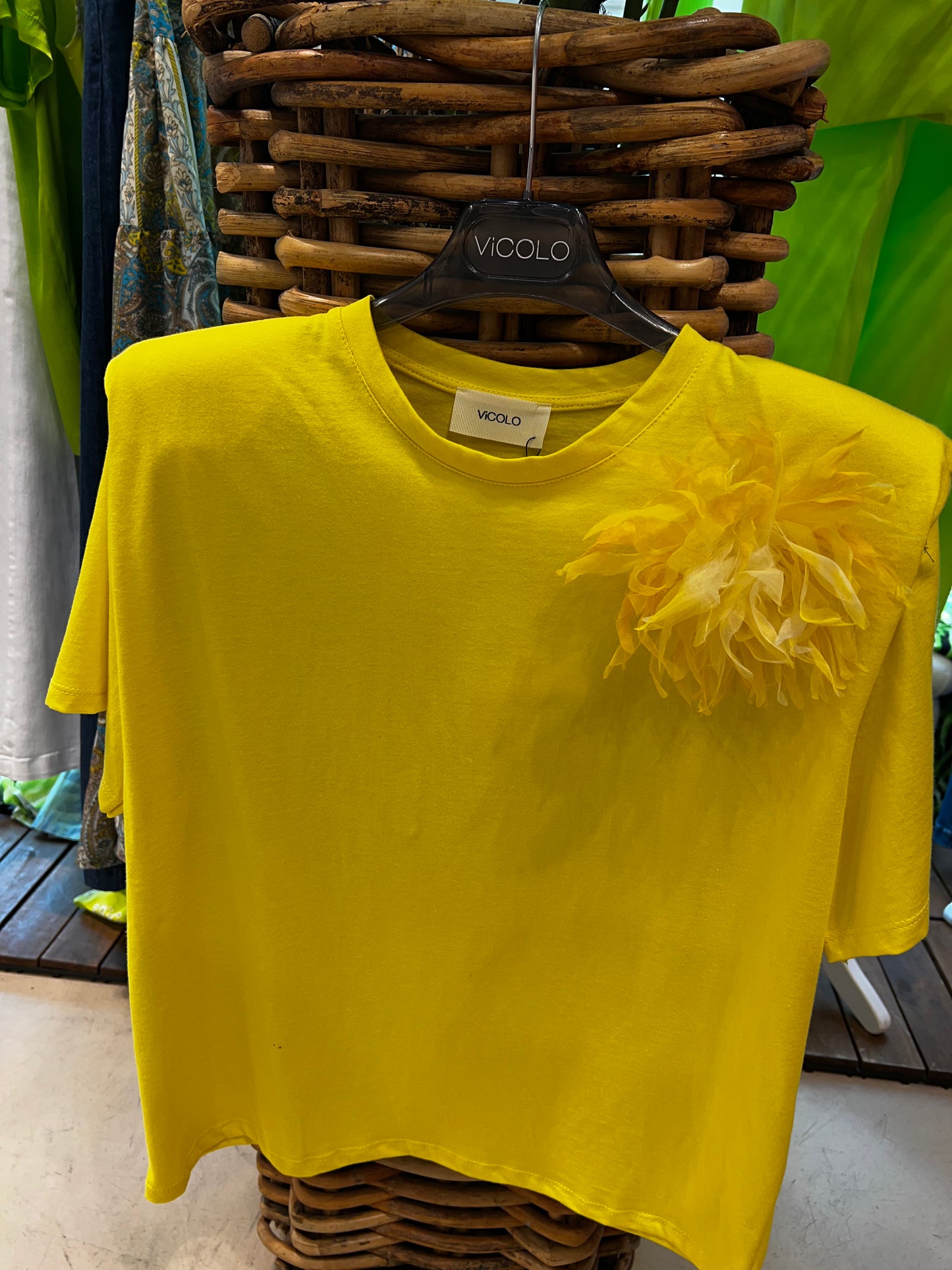 Vicolo - TU t-shirt con spalline imbottite e fiore