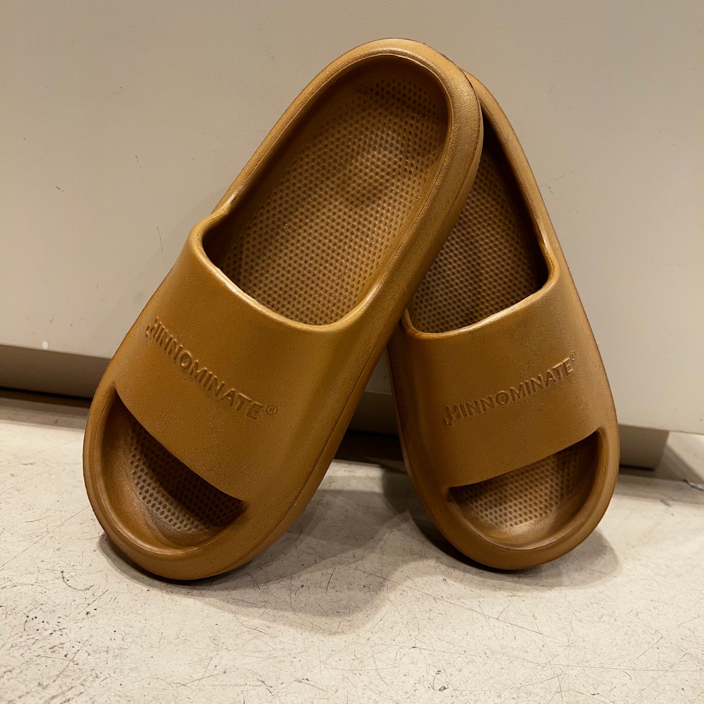 Sandalo In Gomma Con Logo Embossed Beige Nocciola HINNOMINATE