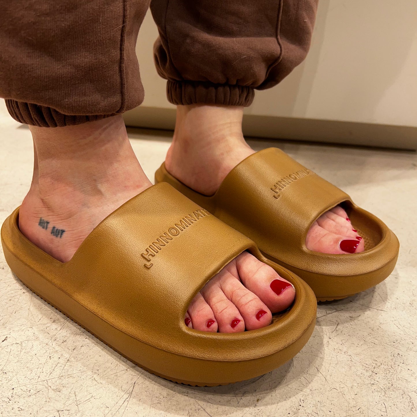 Sandalo In Gomma Con Logo Embossed Beige Nocciola HINNOMINATE