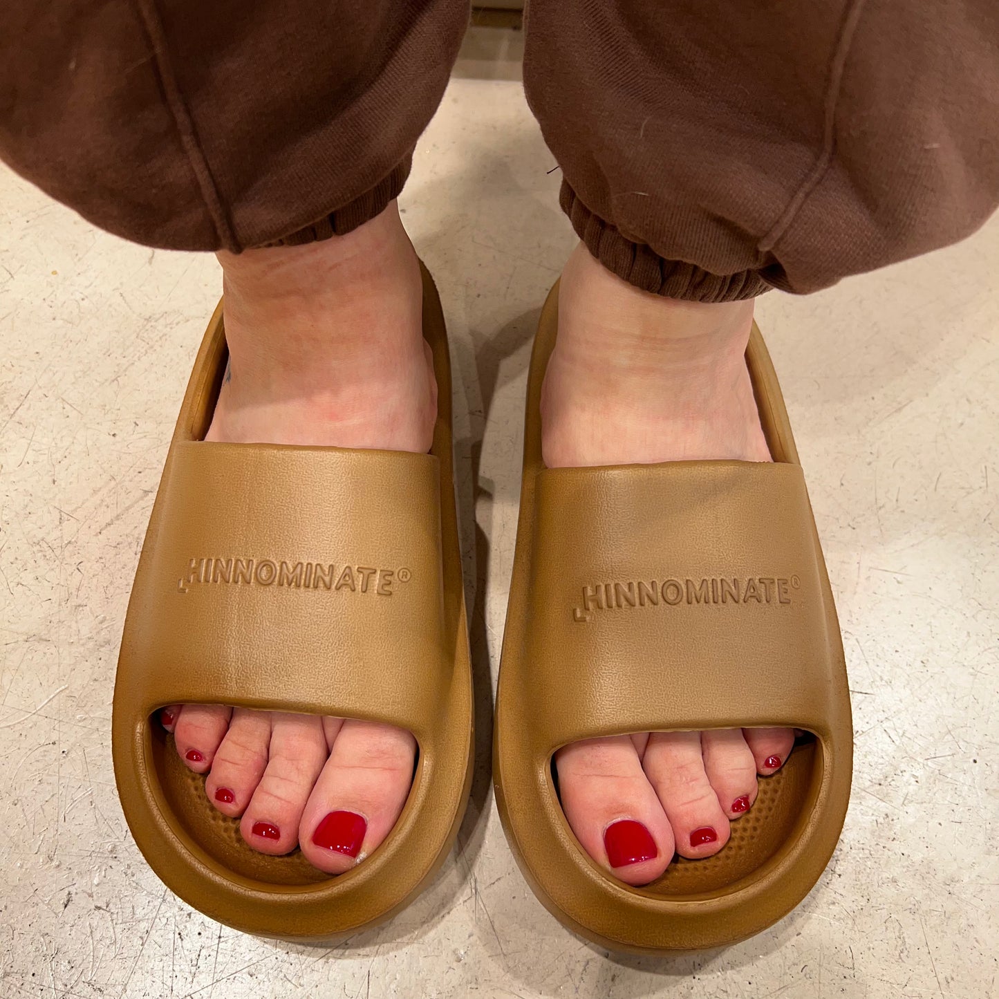 Sandalo In Gomma Con Logo Embossed Beige Nocciola HINNOMINATE