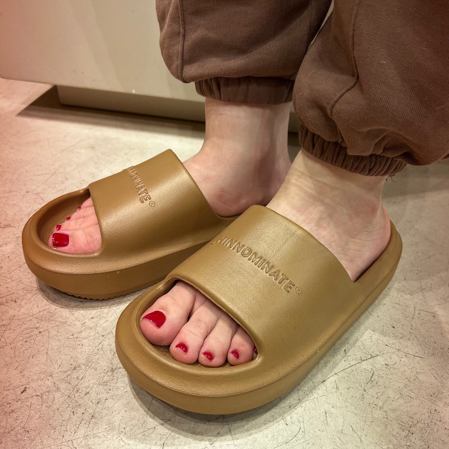 Sandalo In Gomma Con Logo Embossed Beige Nocciola HINNOMINATE