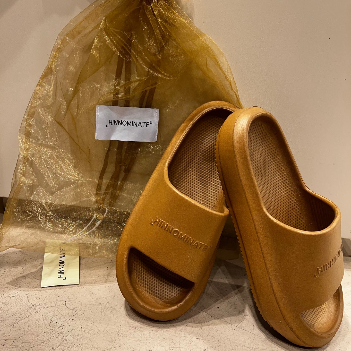 Sandalo In Gomma Con Logo Embossed Beige Nocciola HINNOMINATE