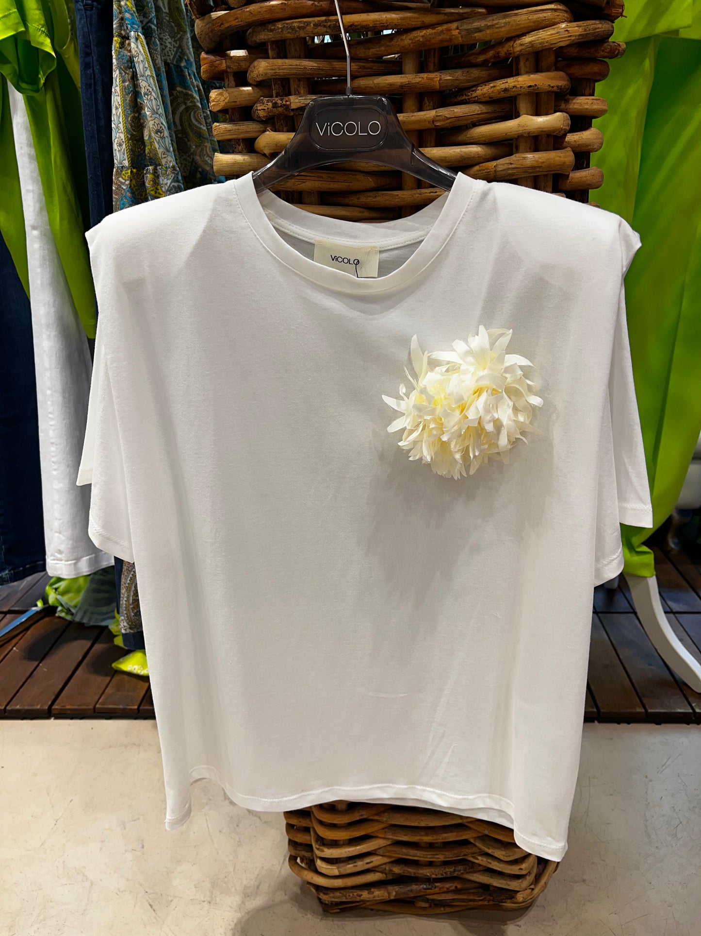 Vicolo - TU t-shirt con spalline imbottite e fiore